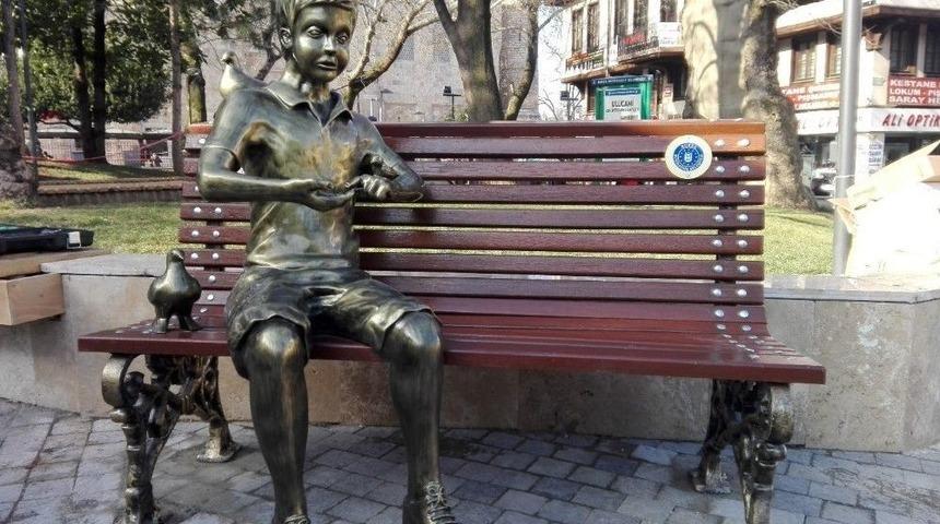 “kitap Okuyan Kız’ Heykeli Kütüphane Önüne Konulacak