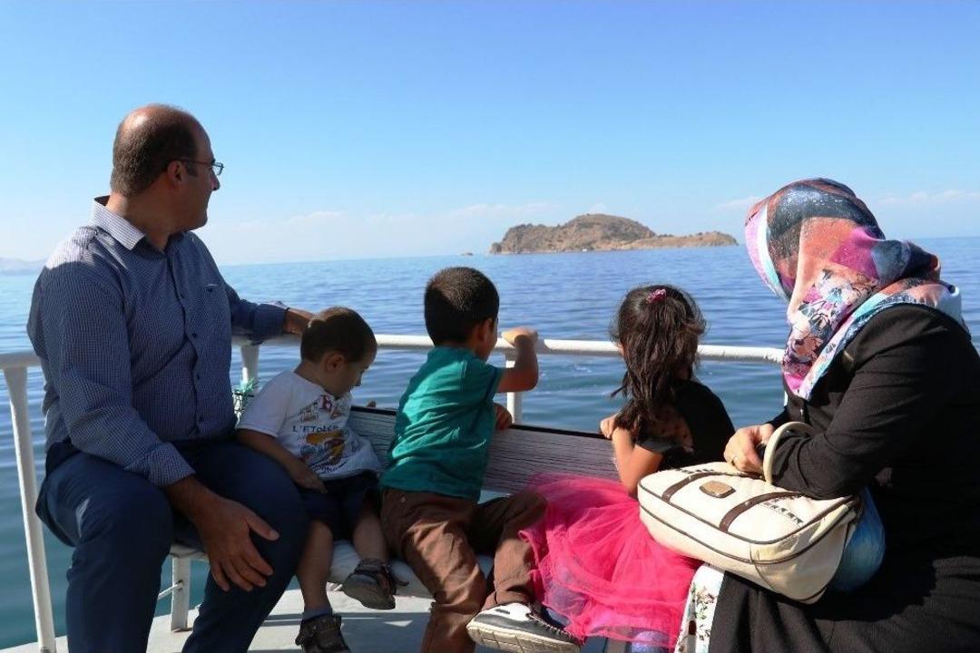 (&ouml;zel Haber) Akdamar Adası Ayine Hazır