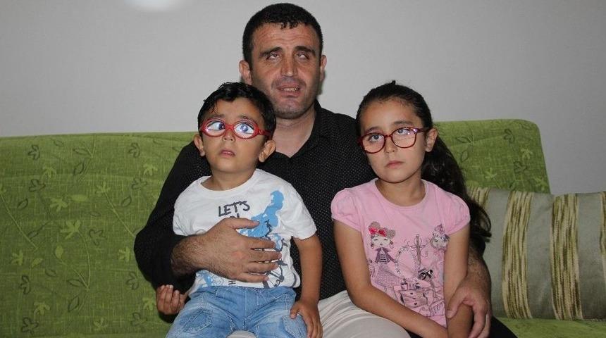 Baba, Görmeyen Gözleri İle Çocuklarının Gözü Oldu