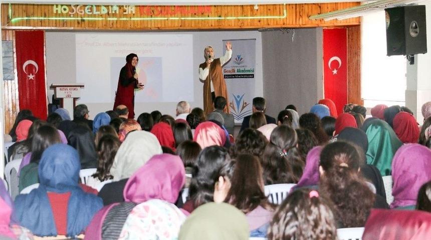 Yahyalı&rsquo;daki Gen&ccedil;lere Sosyal Medyanın Zararları Anlatıldı