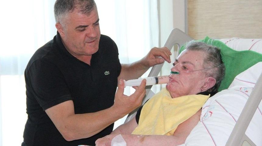 Yatalak Annesine Yıllardır Bebek Gibi Bakıyor