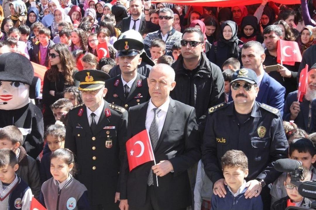 Minik &Ouml;ğrenciler, İstiklal Marşını Okudular