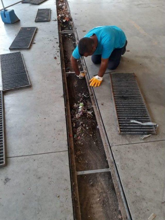 İzmit’te Pazar Yerleri Sürekli Yıkanıyor