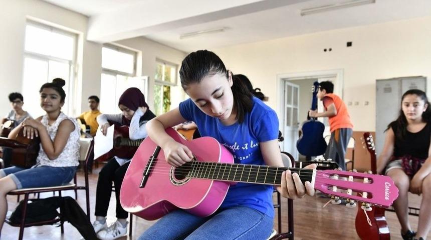 Mamak’ta Gitar Kursuna Yoğun İlgi