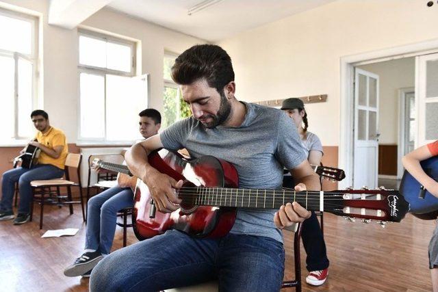 Mamak’ta Gitar Kursuna Yoğun İlgi