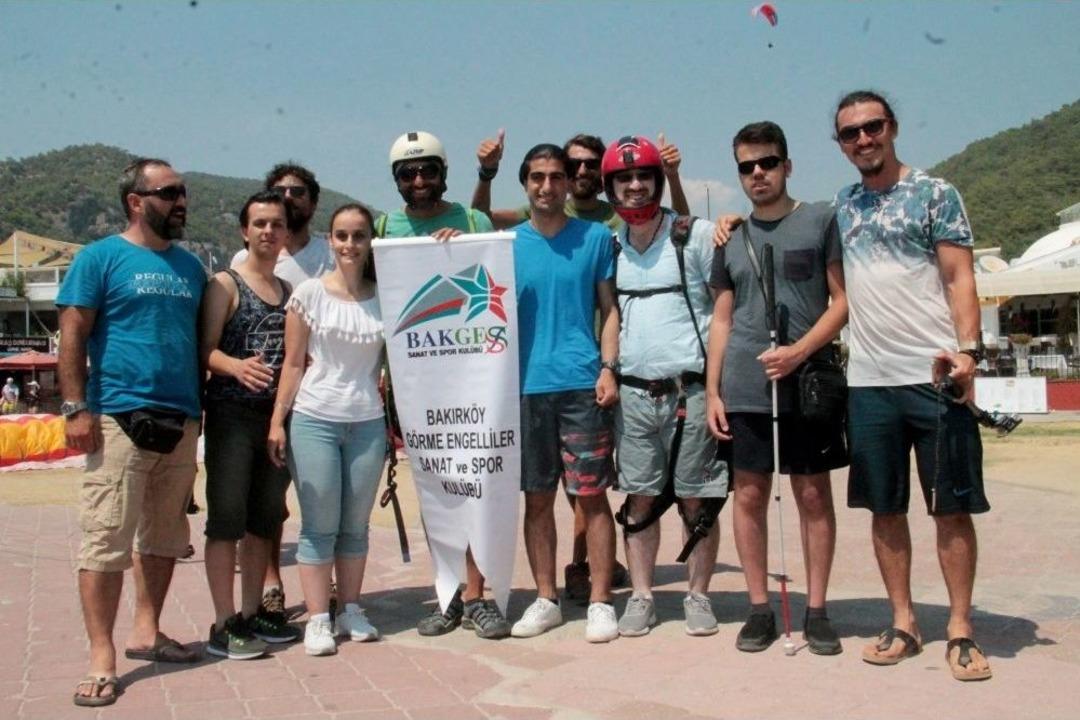 G&ouml;rme Engelliler Yama&ccedil; Paraş&uuml;t&uuml;yle U&ccedil;tu