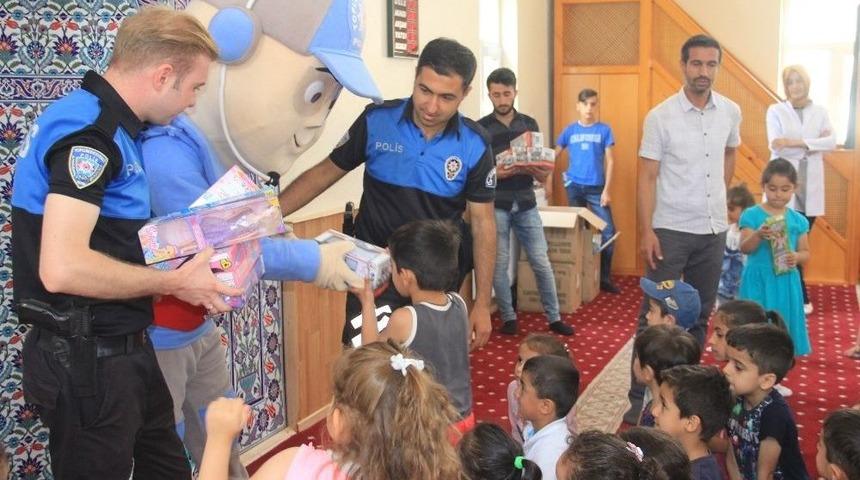 Hakkari Polisi &Ccedil;ocukları Bilgilendirdi