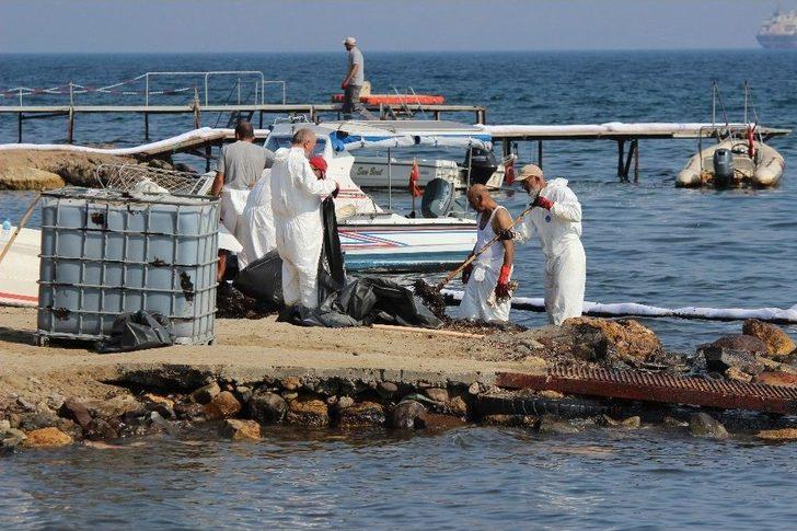 Foça’daki Çevre Felaketinde Temizlik Çalışmaları Devam Ediyor G3