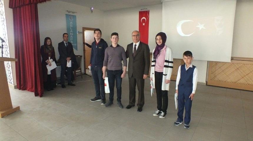 Aslanapa&rsquo;da &Ouml;ğrenciler &Ouml;d&uuml;llendirildi