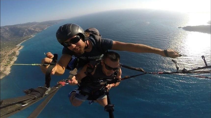 Yama&ccedil; Paraş&uuml;t&uuml;yle Atlayan Tatilcilerin Zor Anları