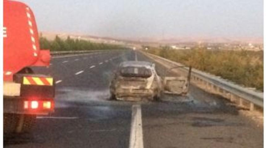 Şanlıurfa’da Seyir Halindeki Araç Yandı