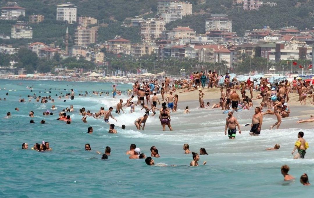 Kavurucu Sıcaklardan Bunalanlar Kendilerini Denize Attı