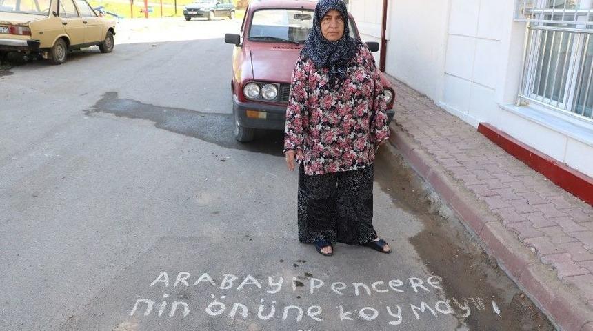 Pencerenin Önüne Park Edilen Araçlar Çileden Çıkardı