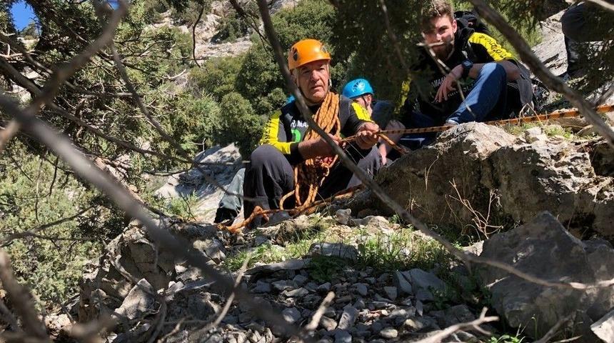 Denizli’de 100 Metrede Mahsur Kalan Keçiyi Dak Kurtardı