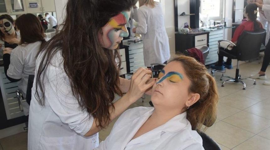 Sahne Makyajını Eğlenerek &Ouml;ğrendiler