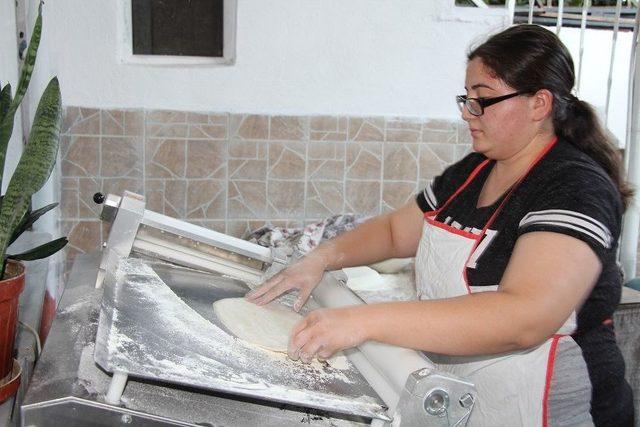 500 Dolar Bozdurana Bir Tepsi Baklava Hediye