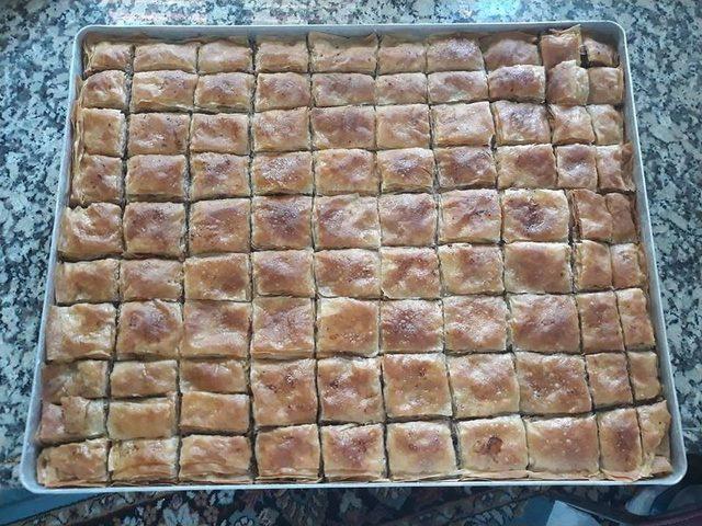 500 Dolar Bozdurana Bir Tepsi Baklava Hediye