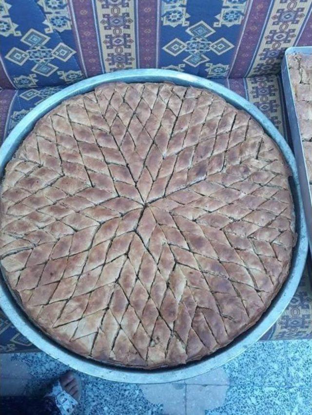 500 Dolar Bozdurana Bir Tepsi Baklava Hediye