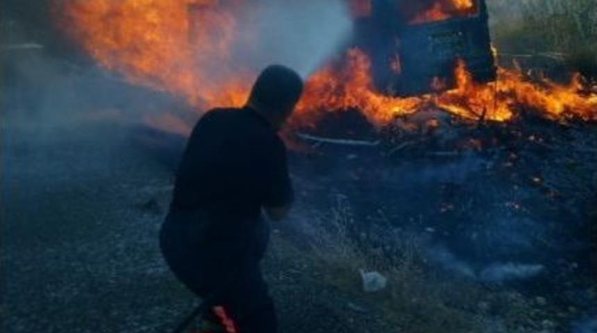 Elektrik Direğine Çarpan Araç Yandı: 5 Yaralı