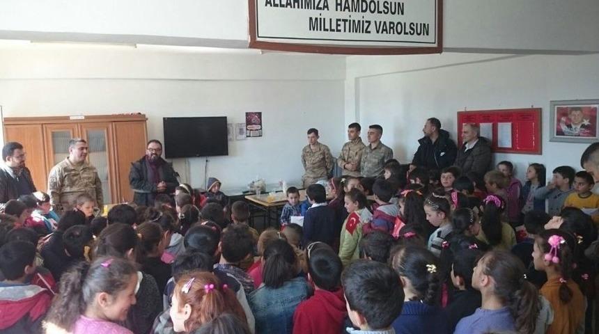 İlkokul &Ouml;ğrencilerinden Afrin&rsquo;deki Mehmet&ccedil;iğe Mektup