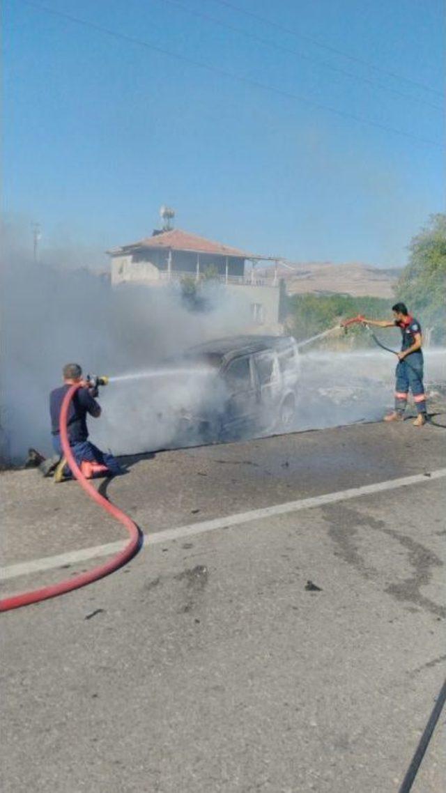 Elektrik Direğine Çarpan Araç Yandı: 5 Yaralı