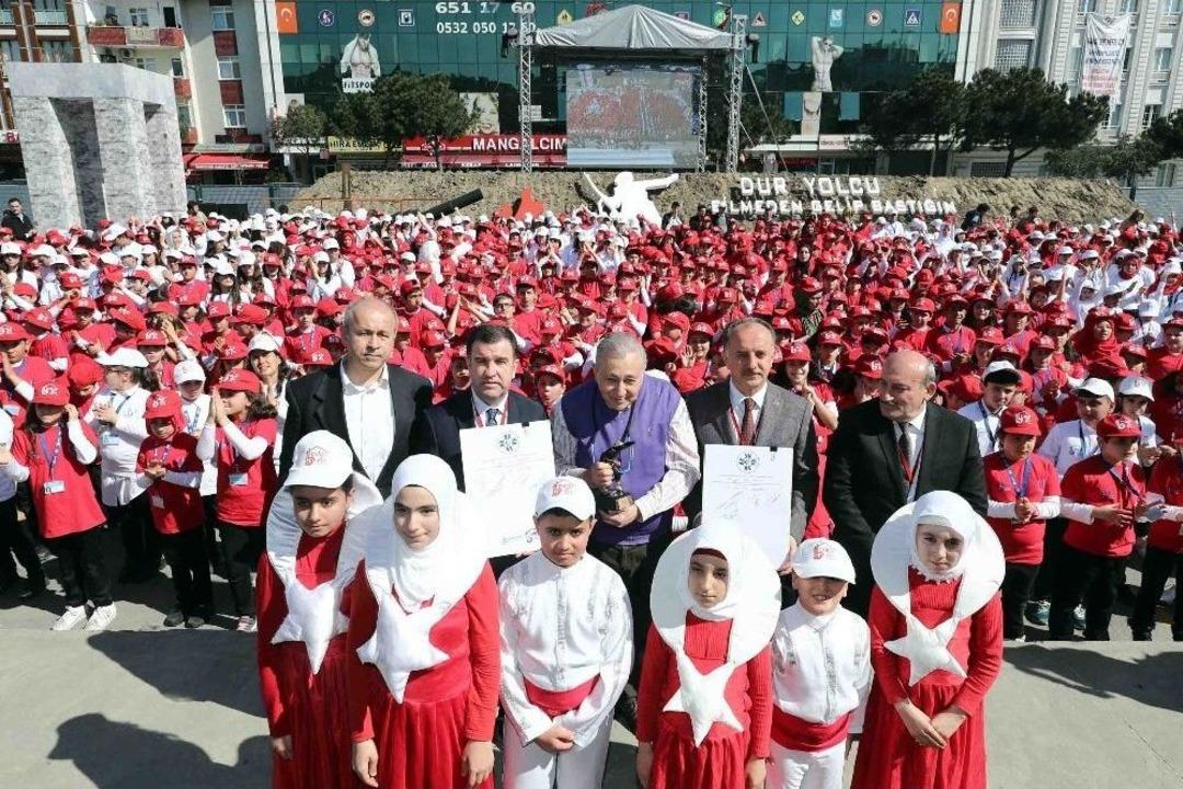 Bin 380 &Ccedil;ocuk İşaret Diliyle İstiklal Marşı&rsquo;nı Okudu, O Anlar Havadan G&ouml;r&uuml;nt&uuml;lendi