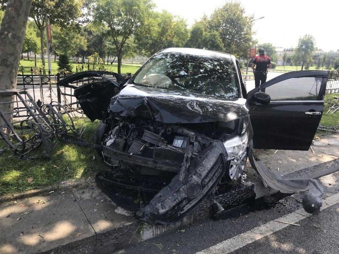 Şişli&rsquo;de Kontrolden &Ccedil;ıkan Ara&ccedil; Ortalığı Savaş Alanına &Ccedil;evirdi