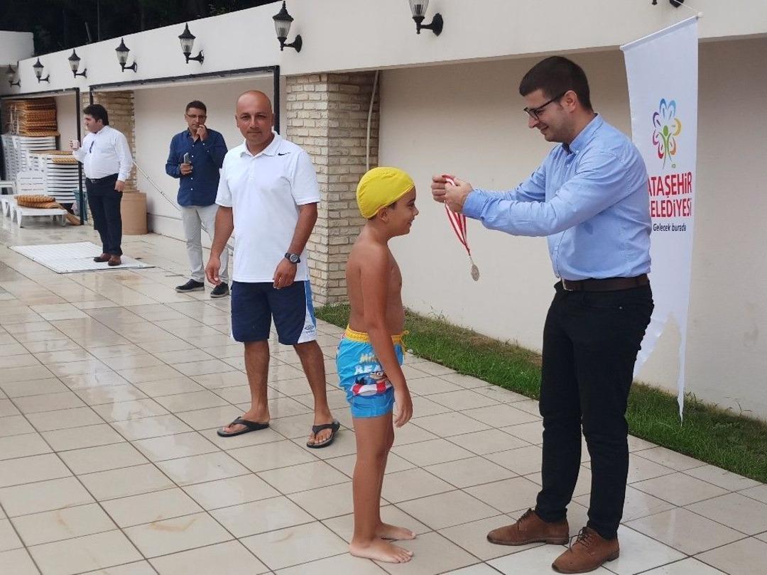 Ataşehir&rsquo;de &Ccedil;ocuklar Hem Y&uuml;zd&uuml; Hem Eğlendi