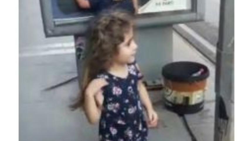 Erdoğan&rsquo;ın Afişini G&ouml;ren &Ccedil;ocuk &lsquo;dede&rsquo; Diyerek Elinden &Ouml;pt&uuml;