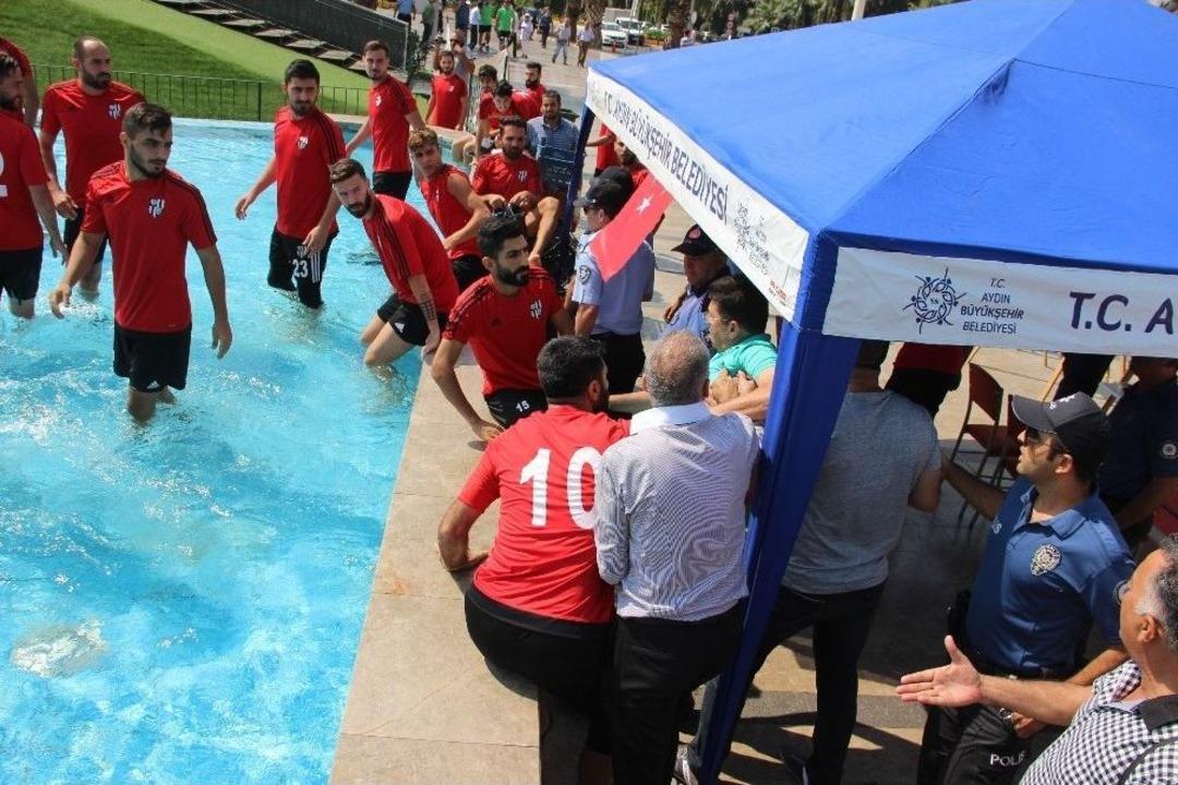 Suları Kesilen Futbolcular Duşu Kent Meydanındaki S&uuml;s Havuzunda Aldı