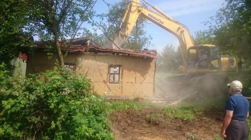 İzmit&rsquo;te Bina Yıkımı S&uuml;r&uuml;yor