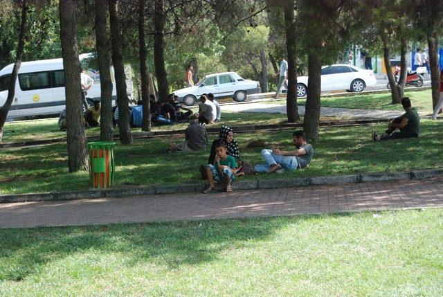 Sıcaklardan Bunalan Vatandaşlar Parklarda Serinliyor