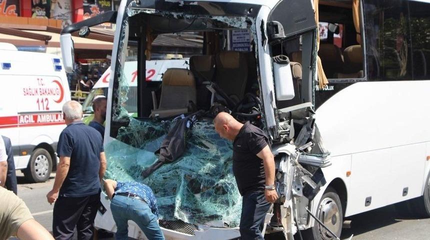 Kampa Giden &Ouml;ğrencilerin Bulunduğu Midib&uuml;s Tıra &Ccedil;arptı: 7 Yaralı