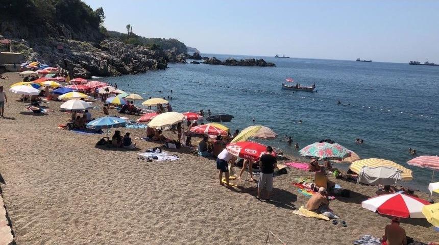 Sıcaktan Bunalan Vatandaşlar Plajlara Akın Etti