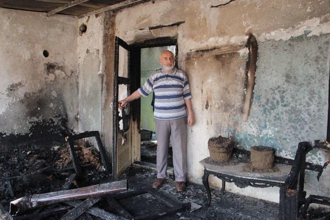 Arıları Uzaklaştırmak İ&ccedil;in Yaktığı Ateş Evini K&uuml;le &Ccedil;evirdi