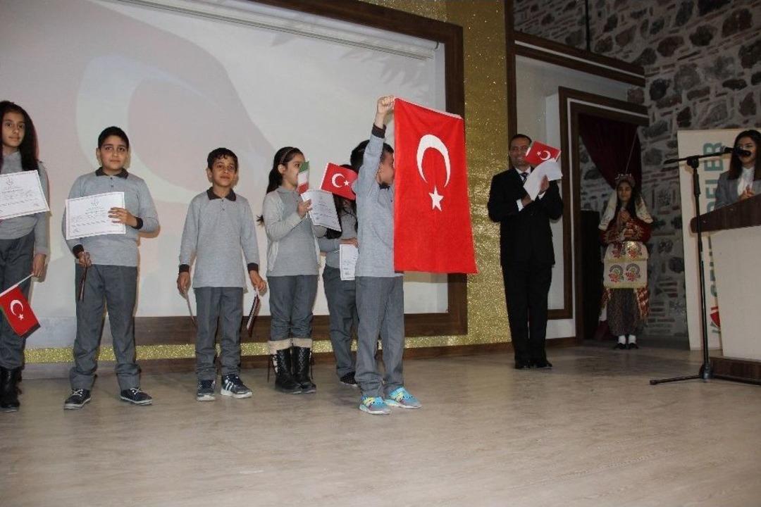 İranlı &Ouml;ğrenci İstiklal Marşını Okuyup T&uuml;rk Bayrağı A&ccedil;tı
