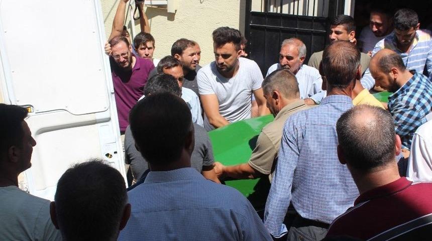 Gaziantep’teki Kazada Ölenlerin Cenazeleri Ailelerine Teslim Ediliyor
