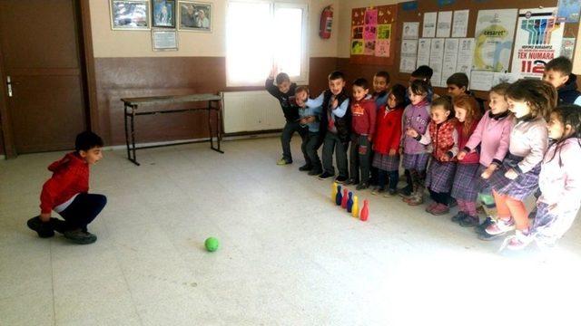 Öğrenciler Bowling Oynayarak Matematik Öğreniyor