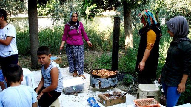 Sarıgöl’de Kur’an Kursunu Bitiren Çocuklara Mangal Keyfi