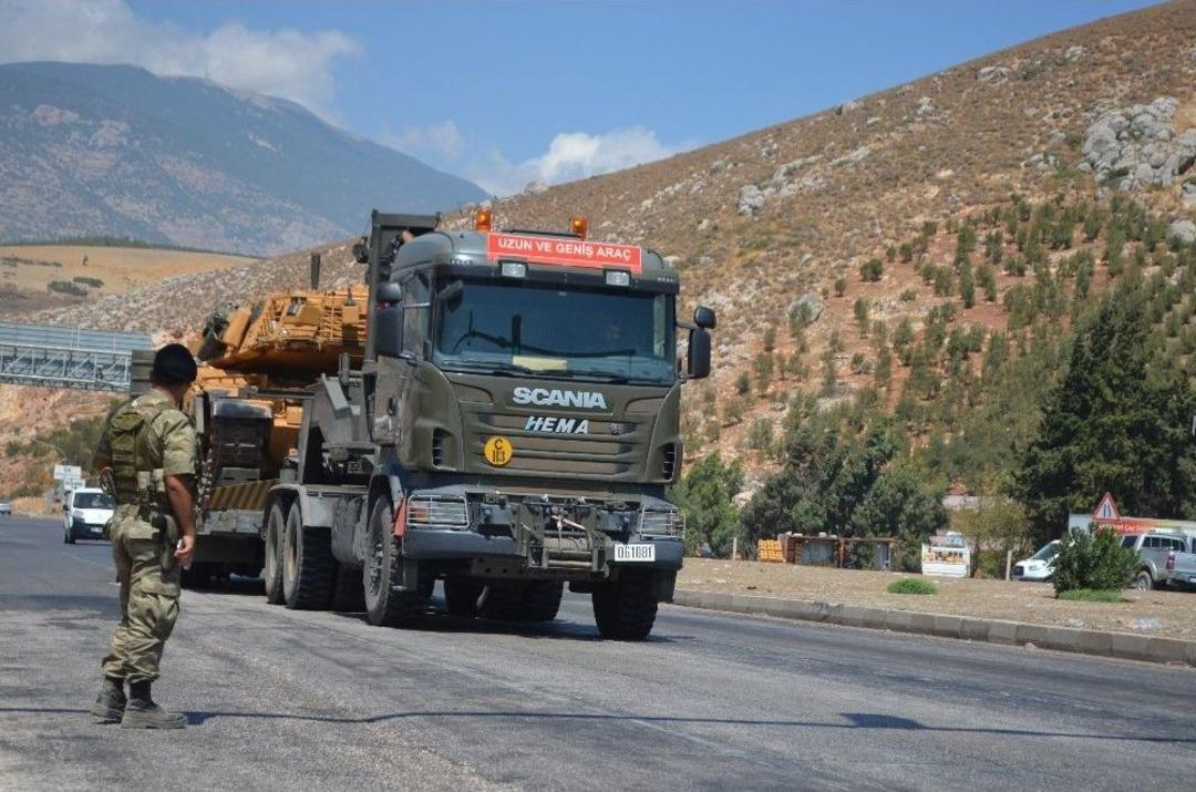 Suriye Sınırına Askeri Sevkiyat S&uuml;r&uuml;yor