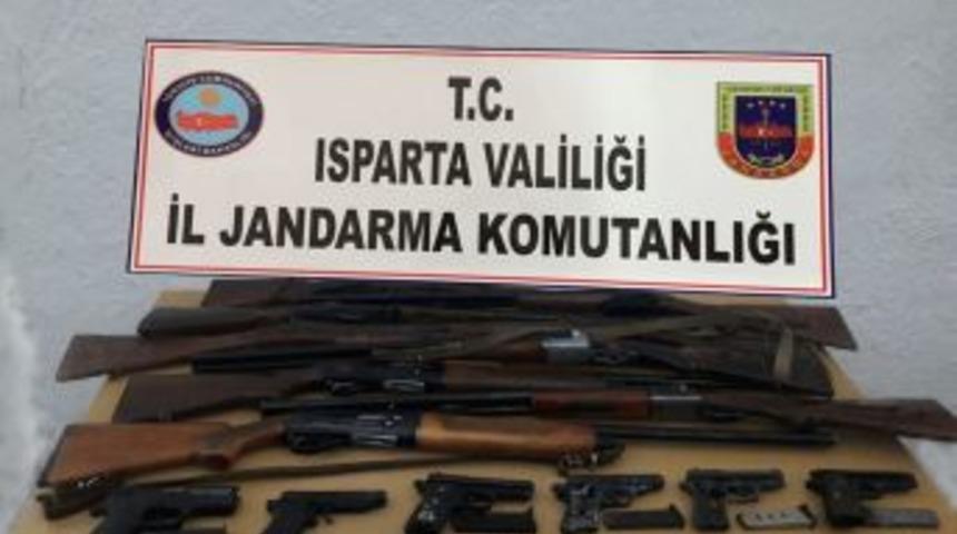 Isparta&rsquo;da Jandarma Ekipleri Ruhsatsız Tabanca Ve Av T&uuml;feği Ele Ge&ccedil;irdi
