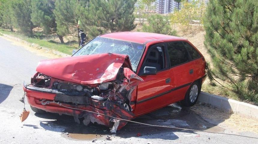 Sivas&rsquo;ta Otomobiller &Ccedil;arpıştı: 4 Yaralı