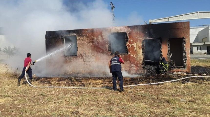 Metruk Ev İ&ccedil;erisinde Bulunan Sulama Boruları Yandı