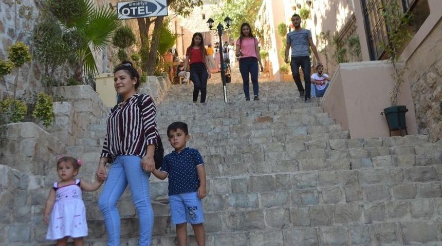 Turistler Akın Etti, Adım Atacak Yer Kalmadı