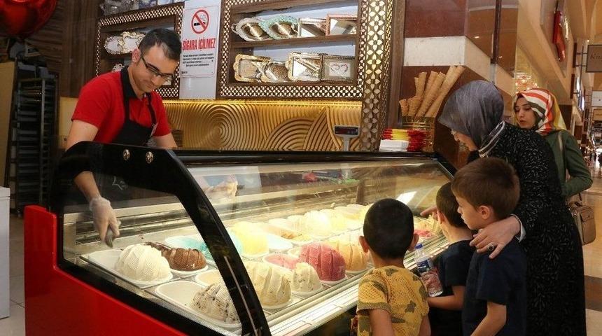 Meram&rsquo;da Bayram &Ouml;ncesi &Ccedil;ocuklar Sevindirildi