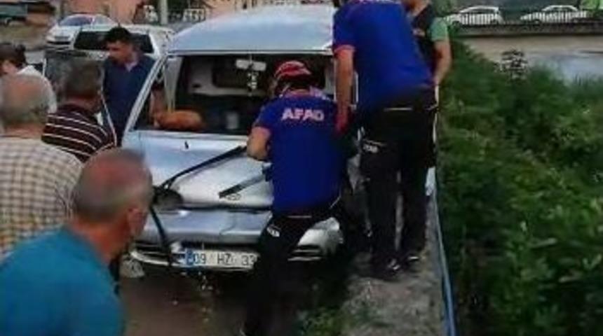 Minib&uuml;s Elektrik Direğine &Ccedil;arptı: 3 Yaralı