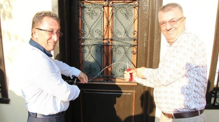 A&ccedil;ılışta Kurdele Yerine Dikenli Tel Kestiler