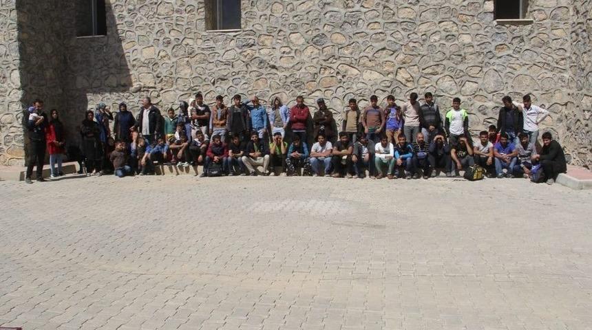 Başkale&rsquo;de 75 Ka&ccedil;ak Şahıs Yakalandı