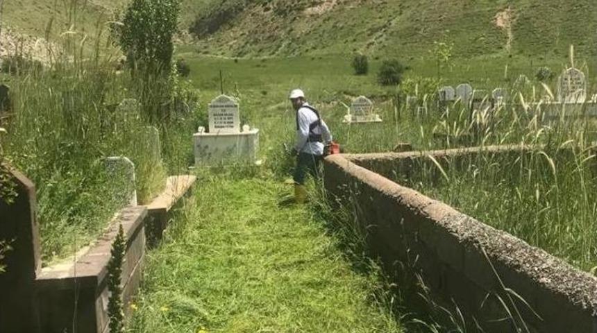 Tatvan’daki Mezarlıklar Temizleniyor