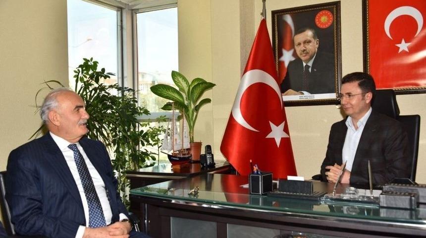 Başkan Yılmaz: "icraatlarımızla &Ouml;v&uuml;n&uuml;yoruz"